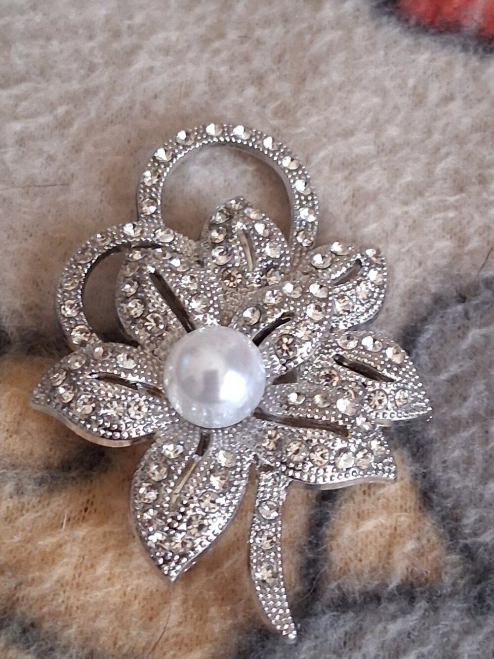 STUNNING BROOCH FROM AVON